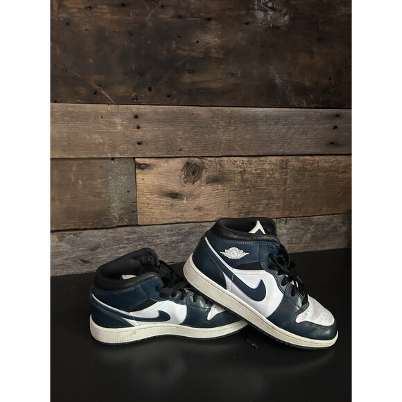 Jordan 1 Mid Retro White And Dark Green Y5.5 Woman’s 7 - Picture 1 of 5